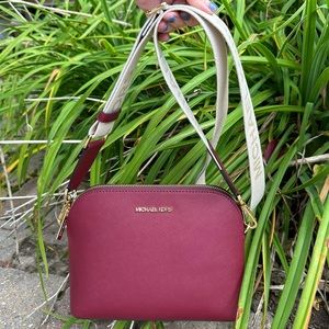 BRAND NEW! Michael Kors Cindy Lg Dome Xbody w/ WBG strap, leather.